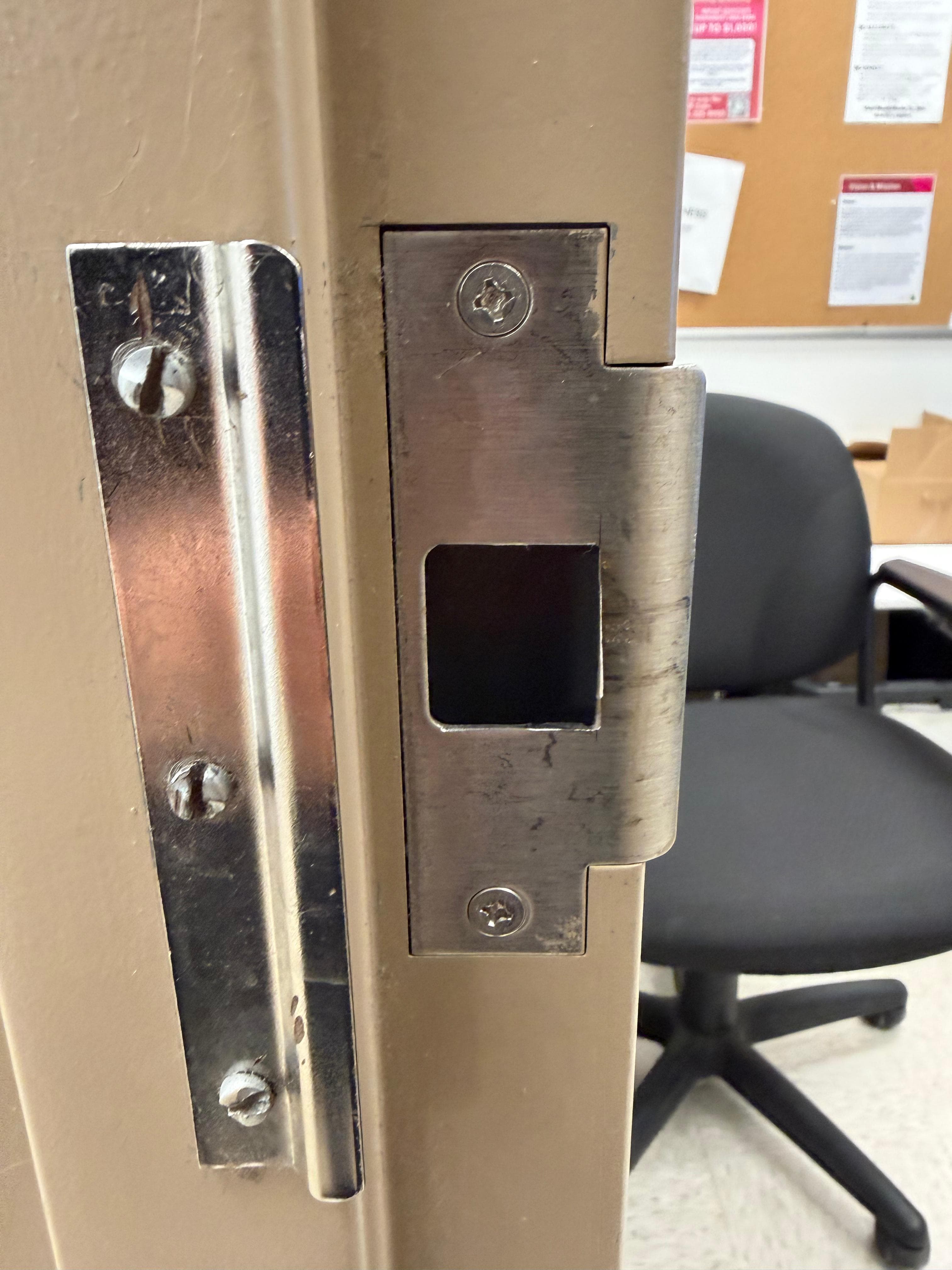 Office and storefront lockout service Arlington — commercial door latch